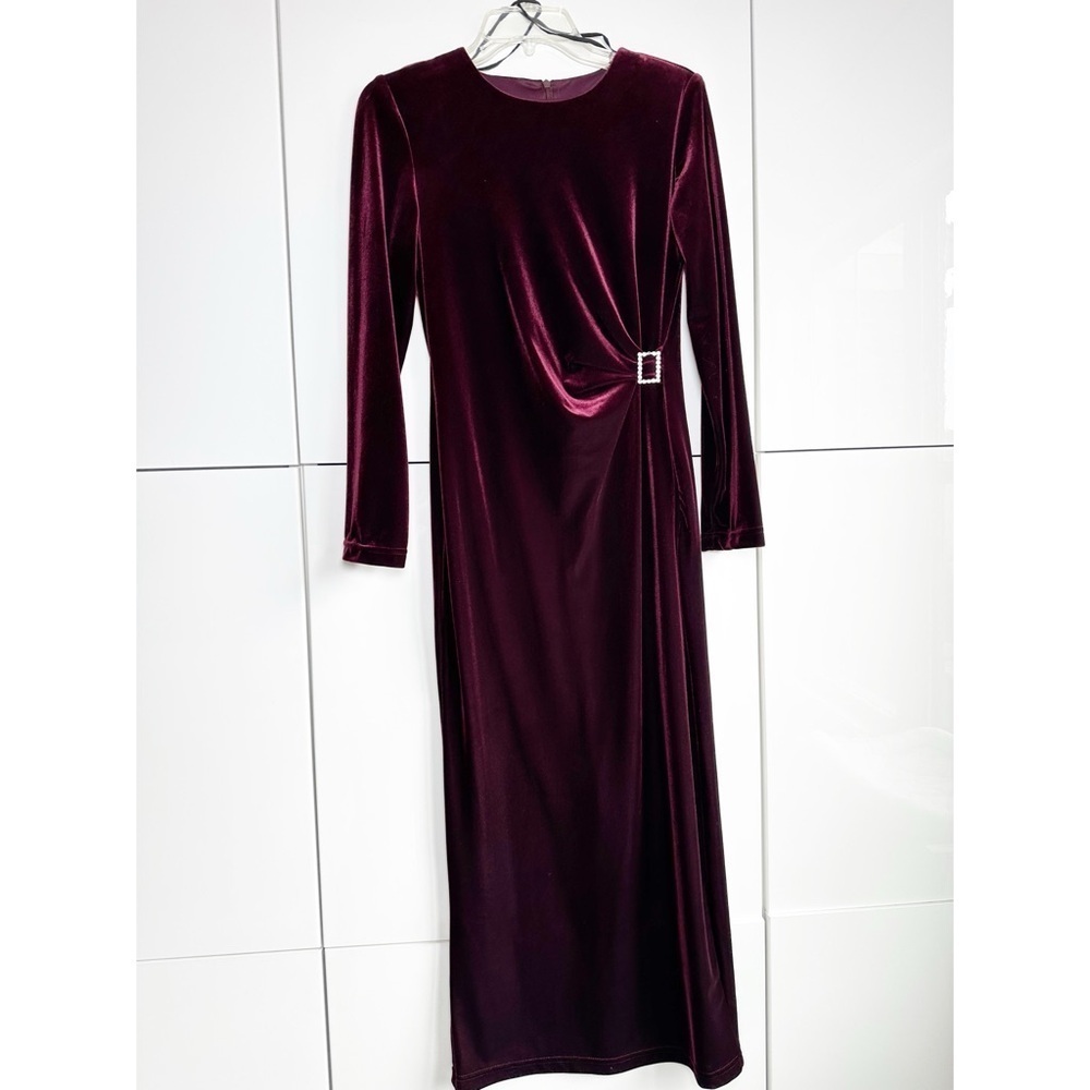 Jessica Howard Vintage Velvet Burgundy Gown Rhinestone Buckle Long Sleeve Formal